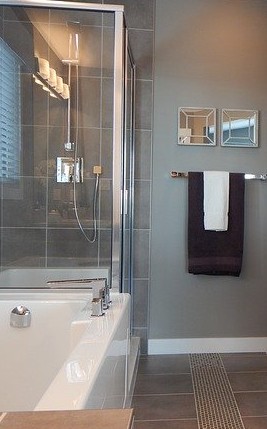Mit normalen Badewannen und Duschkabinen haben es ältere Menschen oft schwer - eine Sitzbadewanne wäre die Lösung Badewanne, Duschkabine