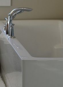 Eine Sitzbadewanne mit Tür besteht fast immer aus Kunststoff Badewanne aus Kunststoff