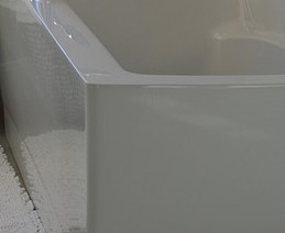 Hoher Rand der Badewanne - mit der Sitzbadewanne geht es einfacher